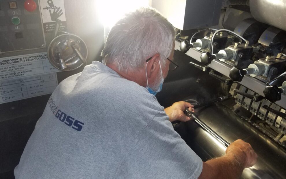manroland goss team member working on analyzing a pinless folder defect